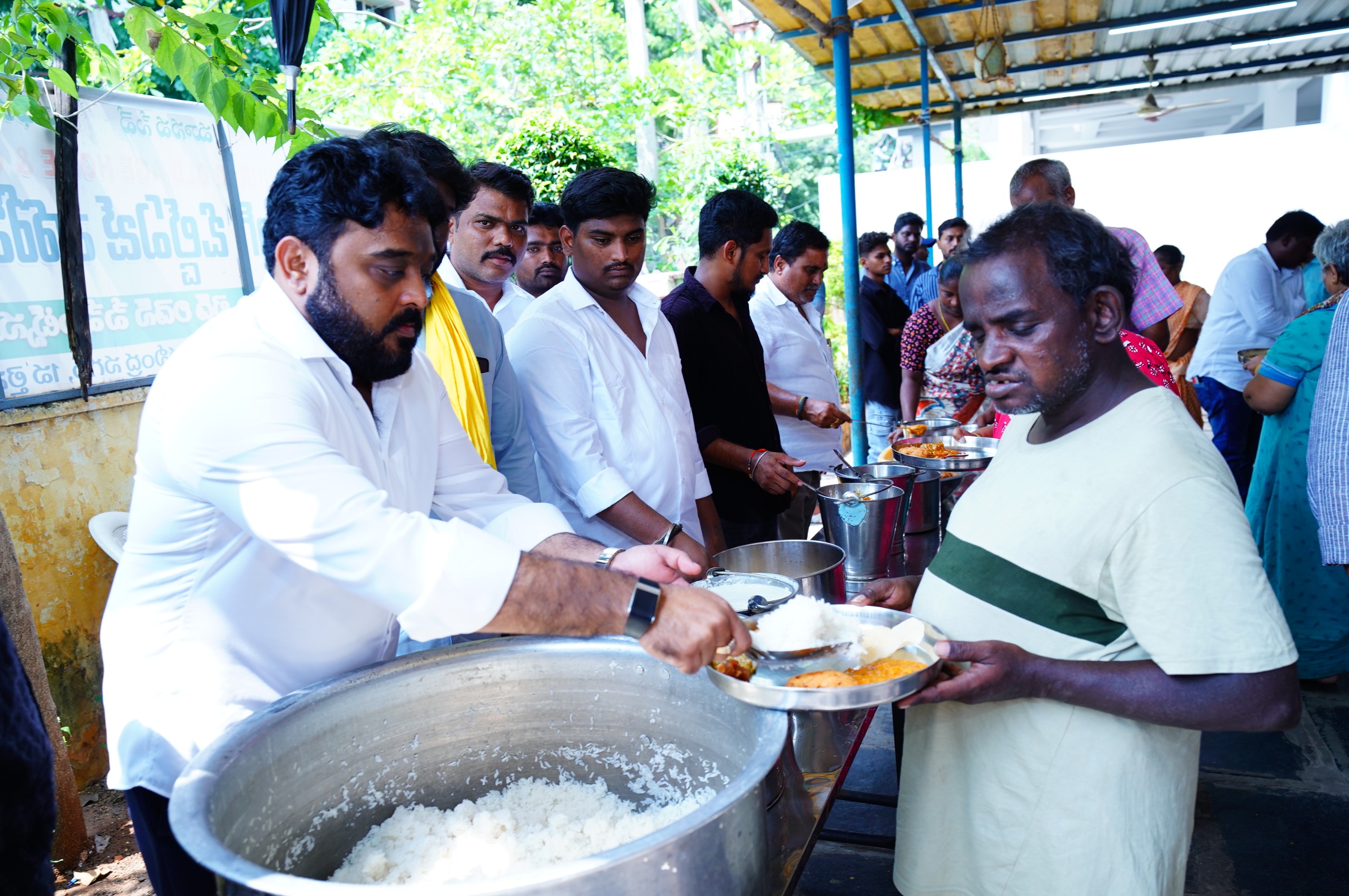 *🔴ప్రార్థించే పెదవుల కన్నా.. సాయం చేసే చేతులే మిన్న!*